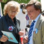 La gran fiesta madrileña. Manuela Carmena muestra la portada del programa a Martínez Almeida, portavoz del PP en el Consistorio