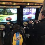 Dos personas juegan con máquinas simuladoras de coches de carreras en el I Salón del Videojuego Retro, en San Juan de Aznalfarache (Sevilla), en el que los visitantes tienen la oportunidad de disfrutar con los videojuegos que hicieron furor en los 80 y en los 90 y en sus máquinas originales, que han sido restauradas por la asociación Arcade Planet, que a su vez es una filial de Sevilla Retro.