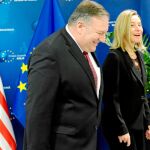 El secretario de Estado de EE UU, Mike Pompeo, posa junto a Federica Mogherini, ayer, en Bruselas