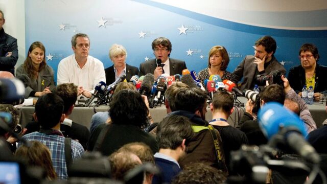 El expresidente de la Generalitat Carles Puigdemont (c), junto a los exconsejeros, de Agricultura, Meritxell Serret (i); de Interior, Joaquim Forn (2i); de gobernación, Meritxell Borràs (3d); de Salud, Antoni Comín (2d), y de Trabajo y Asuntos Sociales, Dolors Bassa / Efe