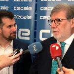 El secretario autonómico del PSOE y candidato a la Presidencia de la Junta, Luis Tudanca, conversa con el presidente de Cecale, Santiago Aparicio