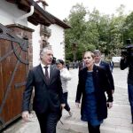 La presidenta de Navarra, Uxue Barkos, y el lehendakari, Iñigo Urkullu, tras la declaración institucional en el Señorio de Bertiz/Efe