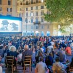 Vecinos del barrio del Trastévere reunidos hace unos días en la Plaza San Cosimato para ver la inmortal «Casablanca» (Foto: Andrea Littera)