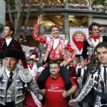 Los rejoneadores Pablo Hermoso de Mendoza (c), Leonardo Hernández (i) y Pedro Armendáriz (d), salen a hombros de la Plaza de Toros de Pamplona. Efe