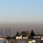 Los niveles de dióxido de nitrógeno volvieron a dispararse ayer con seis estaciones por encima de los 200 microgramos por metro cúbico durante dos horas seguidas
