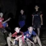 Imagen de los niños dentro de la cueva en diciembre de 2016