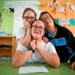De izquierda a derecha, Paula, Lucía y Piluca, en una de las aulas del colegio María Corredentora (Madrid)
