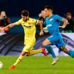 Miguel Llambrich del Villarreal lucha por un balón con Sebastian Driussi del Zenit / Efe