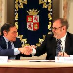 El consejero de Sanidad, Antonio Sáez Aguado, y el de Educación, Fernando Rey, presentan la orden que regulará la atención al alumnado con necesidades sanitarias