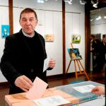 Arnaldo Otegui en el momento de depositar el voto al Congreso