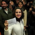 La candidata de Ciudadanos a la Presidencia de la Generalitat, Inés Arrimadas, ejerce su derecho a voto en el colegio electoral Ausiàs March del barrio de Les Corts