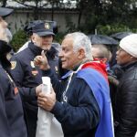 Castristas y disidentes se han enfrentado hoy ante la embajada de Cuba en Madrid durante la concentración de unos y otros con motivo de la muerte de Fidel Castro