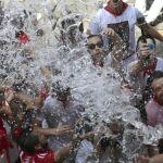Gente recibe agua desde los balcones y festejan el inicio de las fiestas de San Fermín 2017