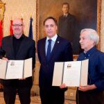 El alcalde Carlos García Carbayo con los premiados, Servando Cano y Ángel Aguado
