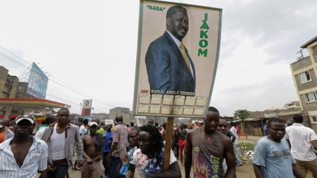 Seguidores del líder de la principal coalición opositora, la Súper Alianza Nacional (NASA), y candidato presidencial, Raila Odinga, celebran la decisión de celebrar nuevos comicios adoptada por el Tribunal Supremo en Nairobi (Kenia).