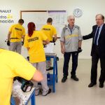 El presidente de la Junta de Castilla y León, Juan Vicente Herrera, junto al consejero de Empleo, Carlos Fernández Carriedo, visitan un Centro de Formación de Renault