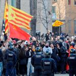 Mossos el 6-D ante manifestantes contra la Constitución.
