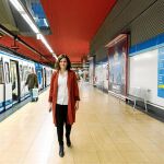 La candidata del PP, Isabel Díaz Ayuso, en la estación de metro que recorre su distrito. Foto: David Jar