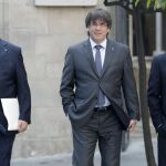 El ex presidente de la Generalitat, Carles Puigdemont (c), junto al ex vicepresidente del Govern, Oriol Junqueras (i), y candidato a la Generalitat, Jordi Turull en una imagen de archivo