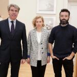 El presidente, Ángel Garrido, junto con la productora María del Puy Alvarado y el director Rodrigo Sorogoyen