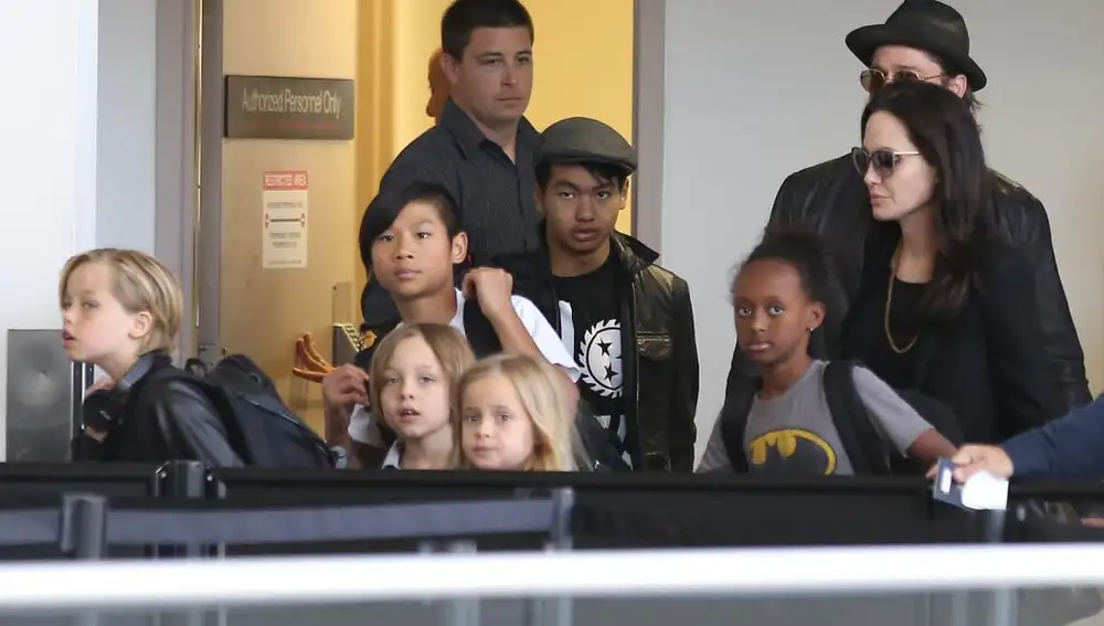 Angelina Jolie y Brad Pitt con sus hijos