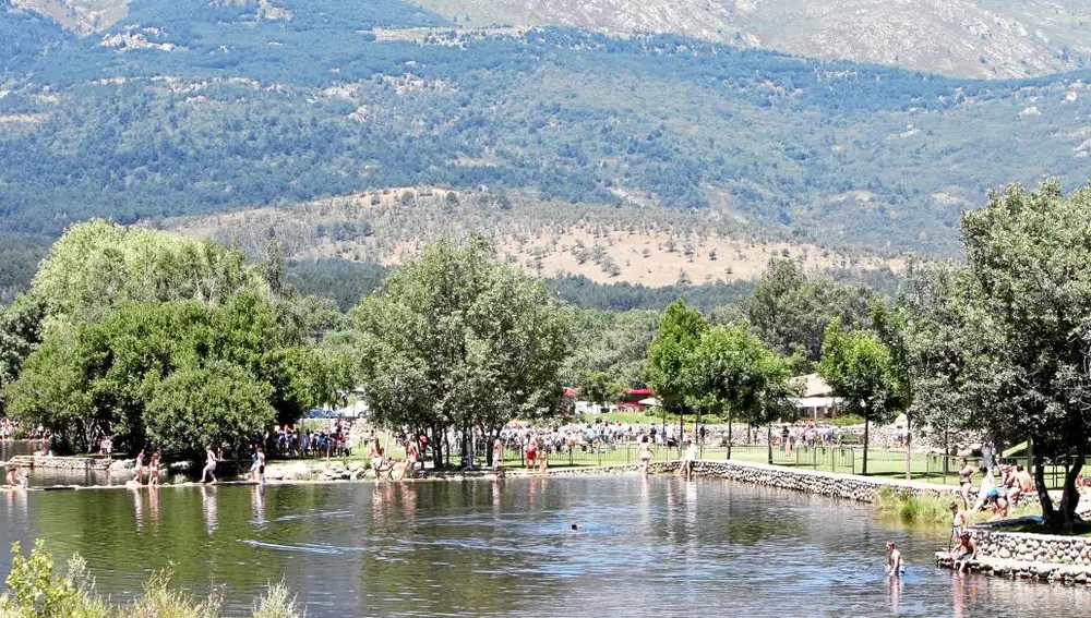 Las piscinas naturales son una gran opción para refrescarse y comer al aire libre en los días calurosos como en las Presillas en Rascafría