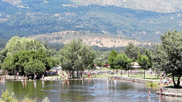 Las piscinas naturales son una gran opción para refrescarse y comer al aire libre en los días calurosos como en las Presillas en Rascafría