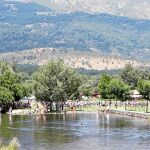 Las piscinas naturales son una gran opción para refrescarse y comer al aire libre en los días calurosos como en las Presillas en Rascafría