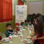 Un grupo de alumnos de un centro educativo de Palencia come fruta en el comedor escolar