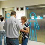 El ascensor número 54 del hospital La Paz, por cuyo hueco cayó el hombre, con carteles de fuera de servicio, el pasado miércoles / El Confidencial