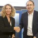La consejera de Familia e Igualdad de Oportunidades, Alicia García, y el presidente de la Federación Regional de Municipios y Provincias, Alfonso Polanco, suscriben el acuerdo de colaboración