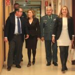La delegada María José Salgueiro conversa con Gregorio Serrano, antes de participar en la Comisión de Seguridad Vial