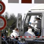 Investigadores de la polic&iacute;a en la cabina del cami&oacute;n que el pasado jueves arroll&oacute; a una multitud de personas que se encontraban en la celebraci&oacute;n de la Fiesta Nacional francesa