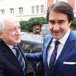 El consejero de Fomento y Medio Ambiente de la Junta, Juan Carlos Suárez-Quiñones saluda al presidente de la Cámara de Comercio de Burgos, Antonio Méndez Pozo, a su llegadaa la Consejería de Transportes , Infraestructuras y Vivienda de la Comunidad de Madrid, para mantener una reunión con los consejeros de Fomento de la Comunidades de Madrid y Castilla la Mancha y con los representantes de la Cámaras de Comercio, Industria y Navegación del Corredor Central Ferroviario.