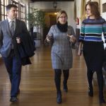 La presidenta de la Fundación Villalar, Silvia Clemente, conversa con Mayte Martín, en presencia de Juan Zapatero