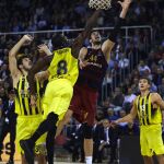 El pívot croata del FC Barcelona Lassa Ante Tomic (2d) tira a canasta ante el pívot estadounidense del Fenerbahce Istanbul Ekpe Udoh (2i)