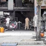 Los inmigrantes aprovechan las naves industriales para esconder su material y los carros que usan para recoger la chatarra