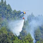 Un helicóptero trabaja en las labores de extinción del incendio en Villa de Mazo, en la isla de La Palma