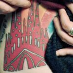 Hoy se inicia la instalación de la cruz que presidirá la fachada de la Pasión de la Sagrada Familia. No será la columna de Torras i Bages que lleva tatuada en un costado el cantante Ed Sheeran