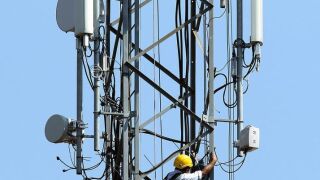Un operario en una torre de telefonía móvil, en una imagen de archivo / Efe