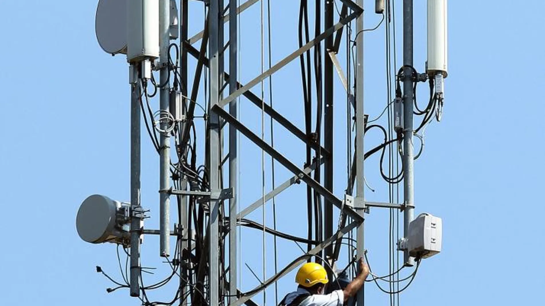 Un operario en una torre de telefonía móvil, en una imagen de archivo / Efe