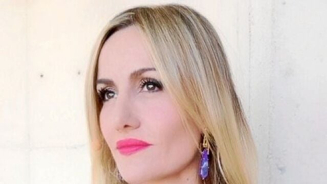Clara se atreve con algunas de las piezas de la firma Tiara Bisutería.