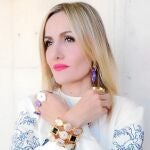Clara se atreve con algunas de las piezas de la firma Tiara Bisutería.