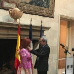 Instante en el que el embajador francés Yves Saint-Geours, impone la Medalla de Caballero de la Orden del Mérito de la República Francesa a la periodista, académica y escritora española Karmen Garrido.