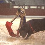 Antonio Catalán «Toñete» toreando bajo la lluvia de Las Ventas. Foto: Rubén Mondelo.