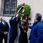 Teresa Jiménez-Becerril coloca una corona de flores en la calle Don Remondo, donde fue asesinado su hermano y su cuñada/Efe