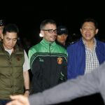 Artur Segarra, custodiado por varios agentes