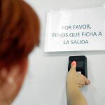 Una empleada ficha para tomarse unaa pausa en su puesto de trabajo