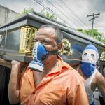 Amigos de una de los manifestantes muertos en Nicaragua trasladan su féretro durante el funeral