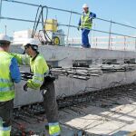 Los obreros trabajan en una de las obras puestas en marcha en la localidad zamorana de Puebla de Sanabria